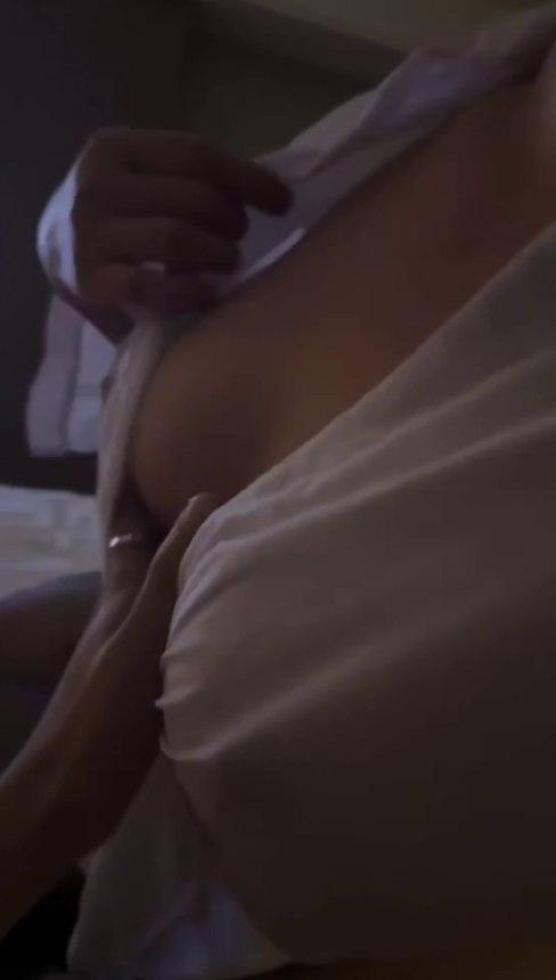 人家的小乳头，要摸摸看吗？